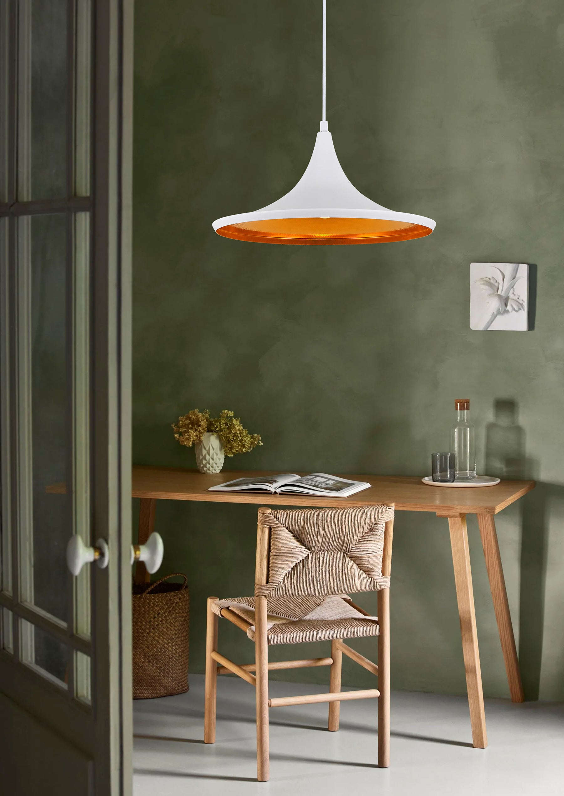 E27 B نموذج قلادة القصر باللون الأبيض والنحاس